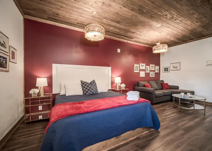 Walk Everywhere Fireplace Downtown Hideaway
